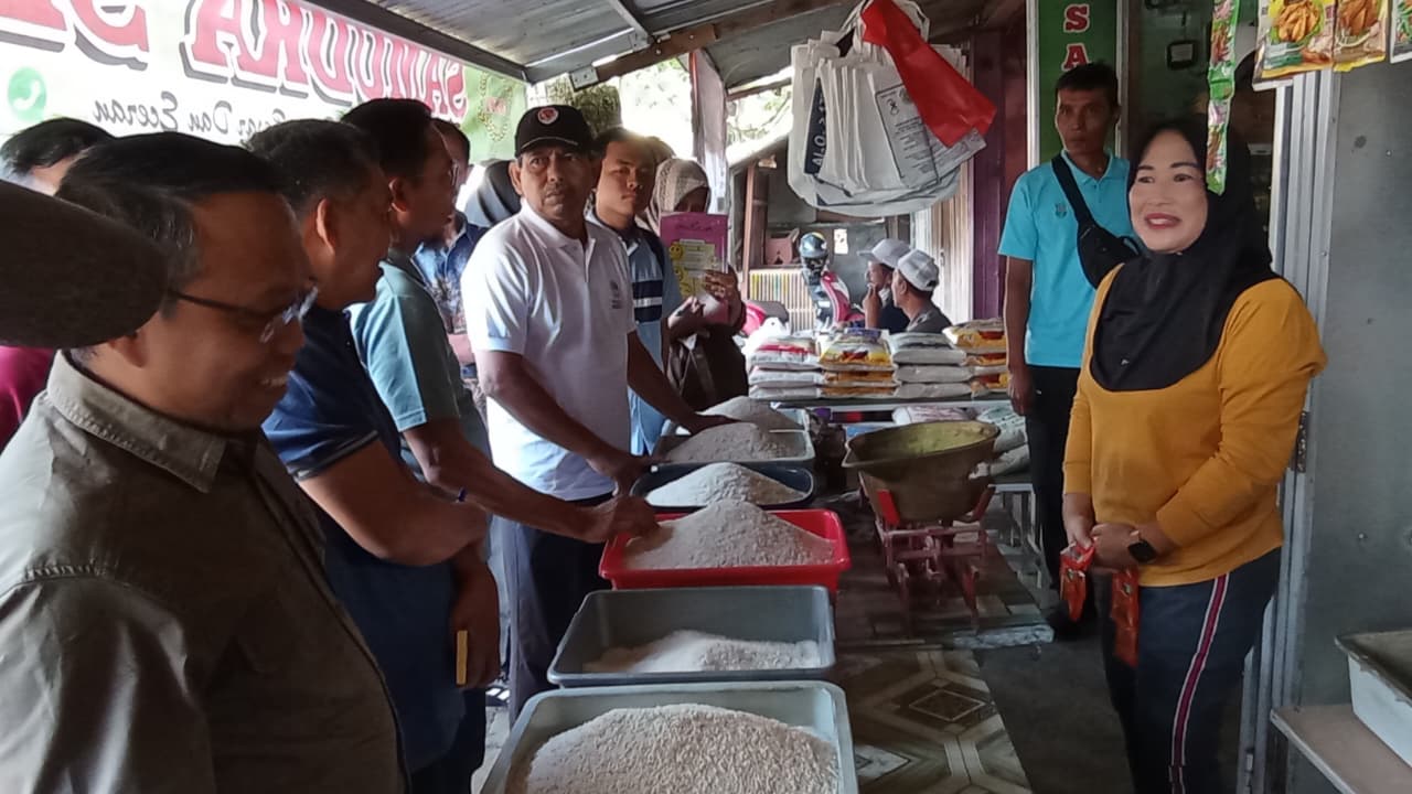 Pegawai pemkab bersama DPRD Trenggalek meninjau harga kebutuhan pokok di Pasar Basah, Jumat (12/12/2025).
