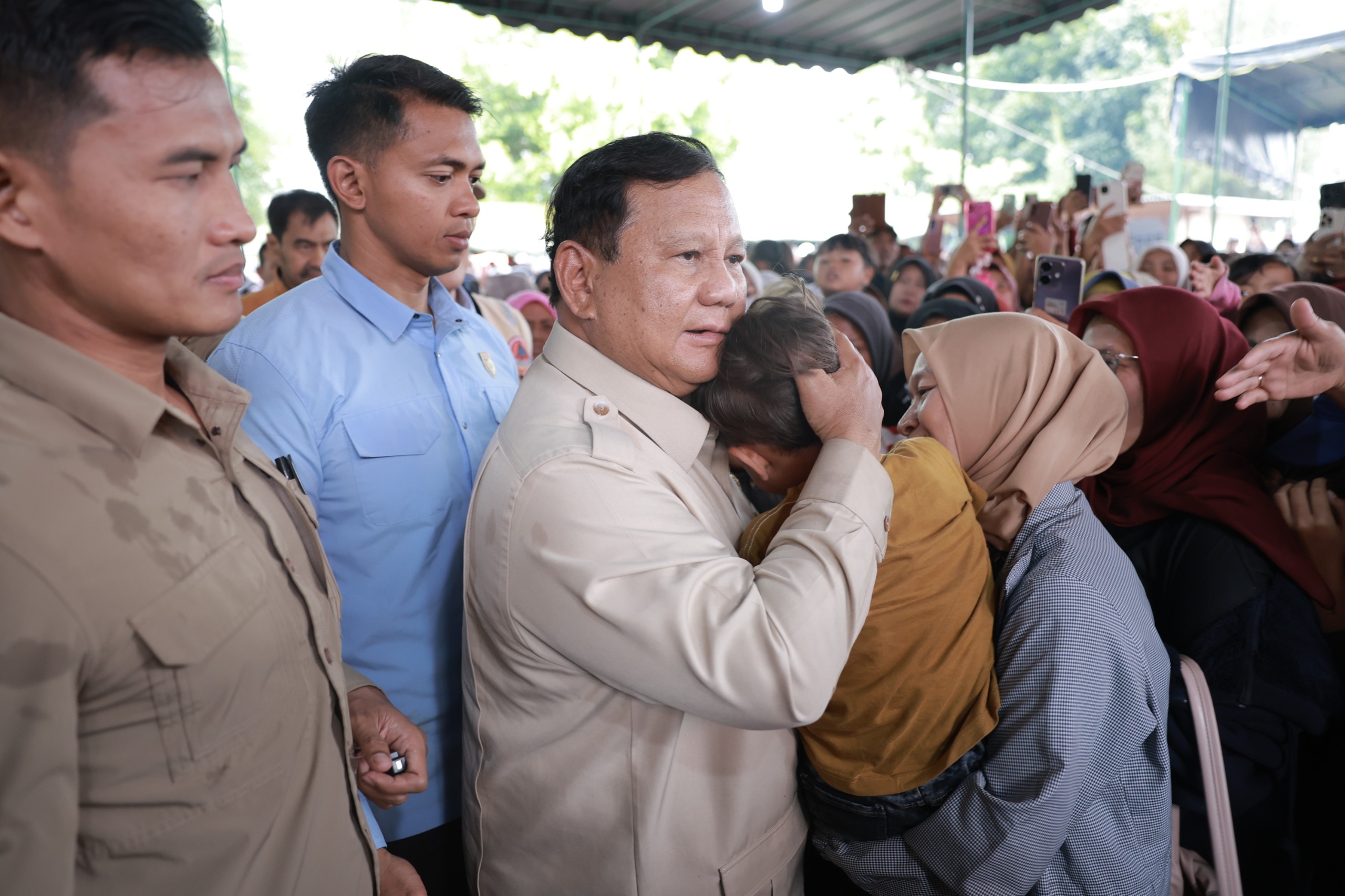 Presiden Prabowo ketika mengunjungi lokasi pengungsian korban banjir dan tanah longsor di Aceh, Jumat (12/12/2025).