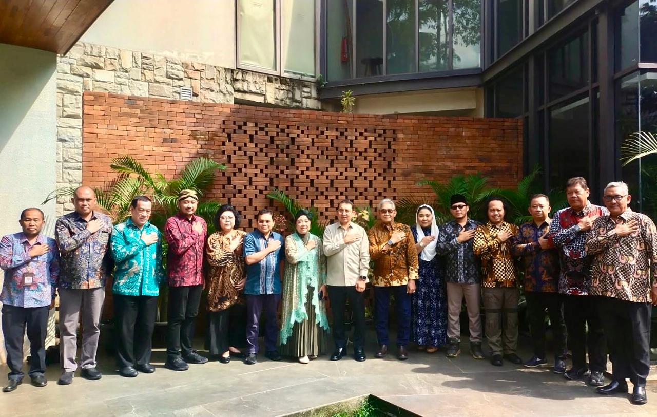 Menteri Kebudayaan RI, Fadli Zon, melakukan silaturahmi dan dialog tentang pelestarian Keraton Surakarta.