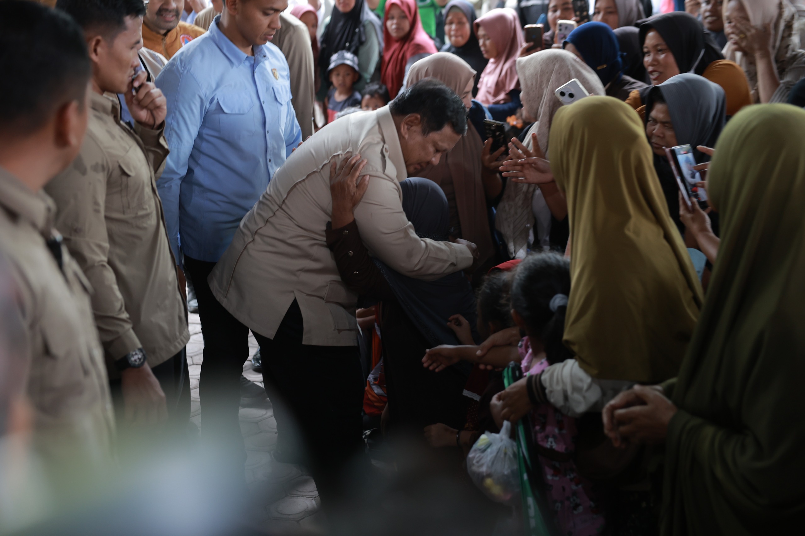 Presiden RI Prabowo Subianto meninjau langsung posko pengungsian korban banjir bandang di Kabupaten Aceh Tamiang, Aceh, pada Jumat (12/12/2025).