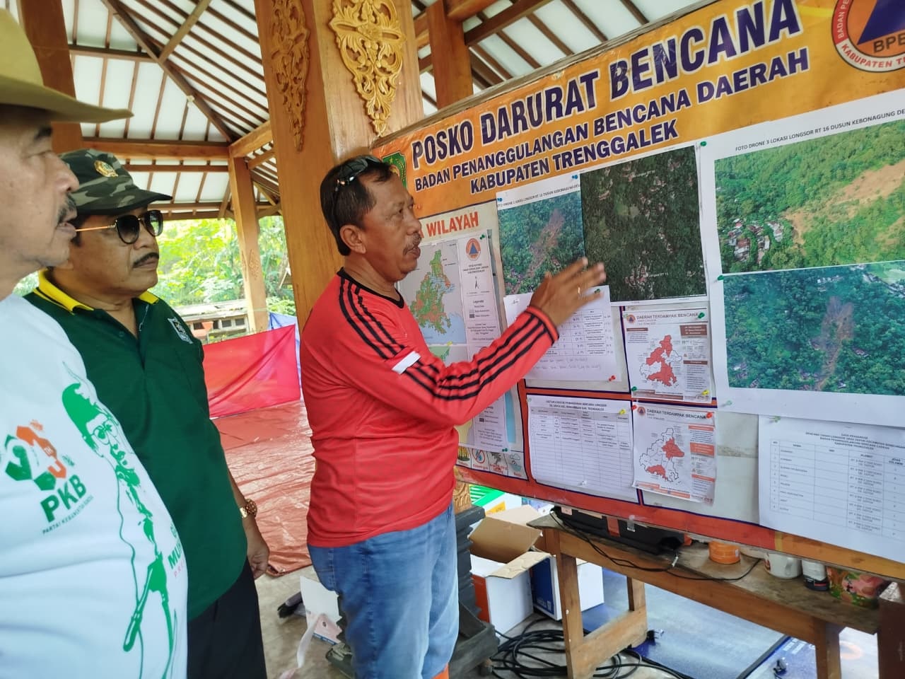 Kepala Pelaksana BPBD Trenggalek St Triadi menjabarkan daerah yang rawan longsor di wilayah Desa Depok, Kecamatan Bendungan, Kabupaten Trenggalek.