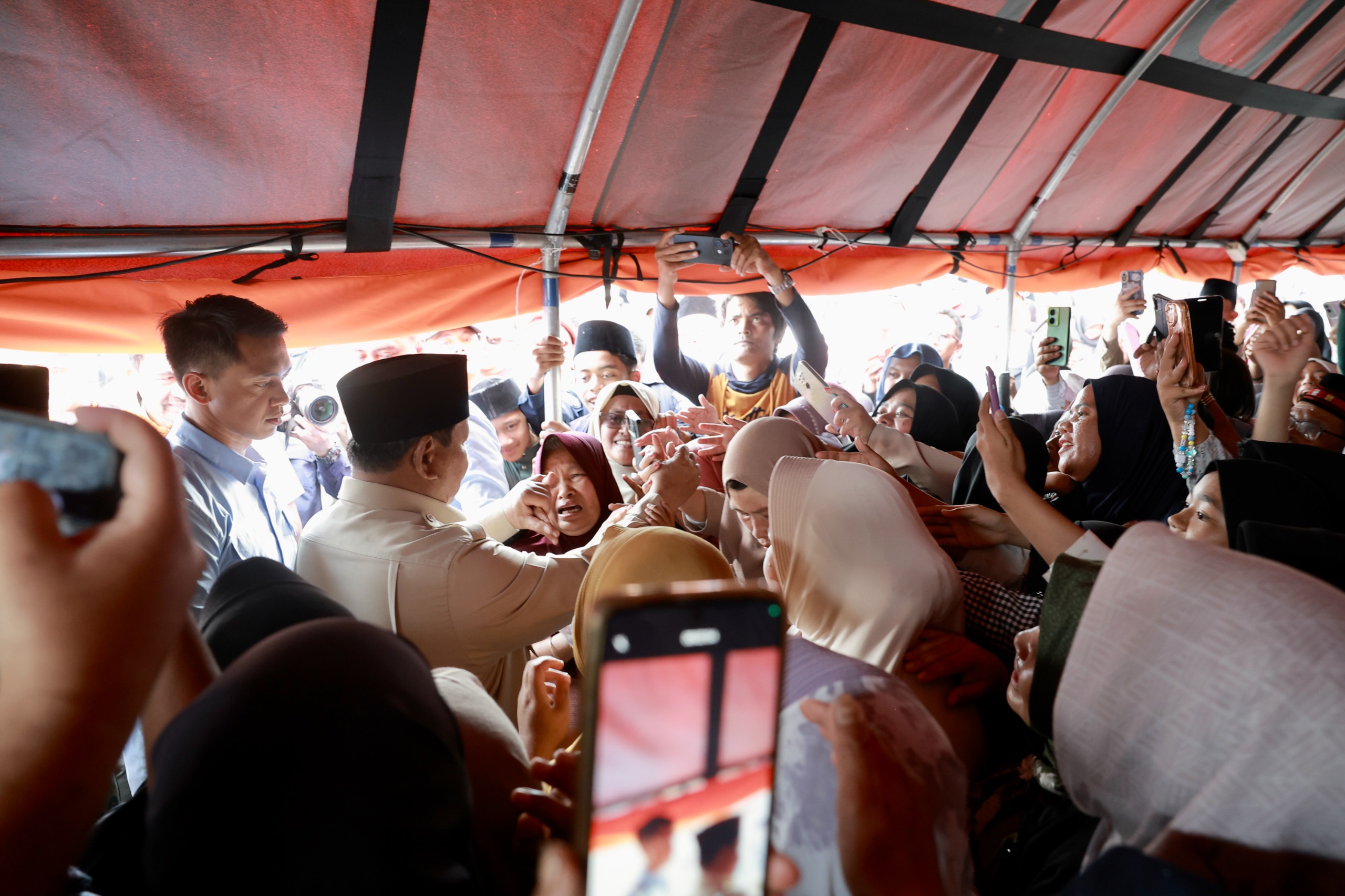 Presiden Prabowo Subianto hari ini mengunjungi langsung warga terdampak banjir di Kabupaten Aceh Tamiang, Aceh, Jumat (12/12/2025).