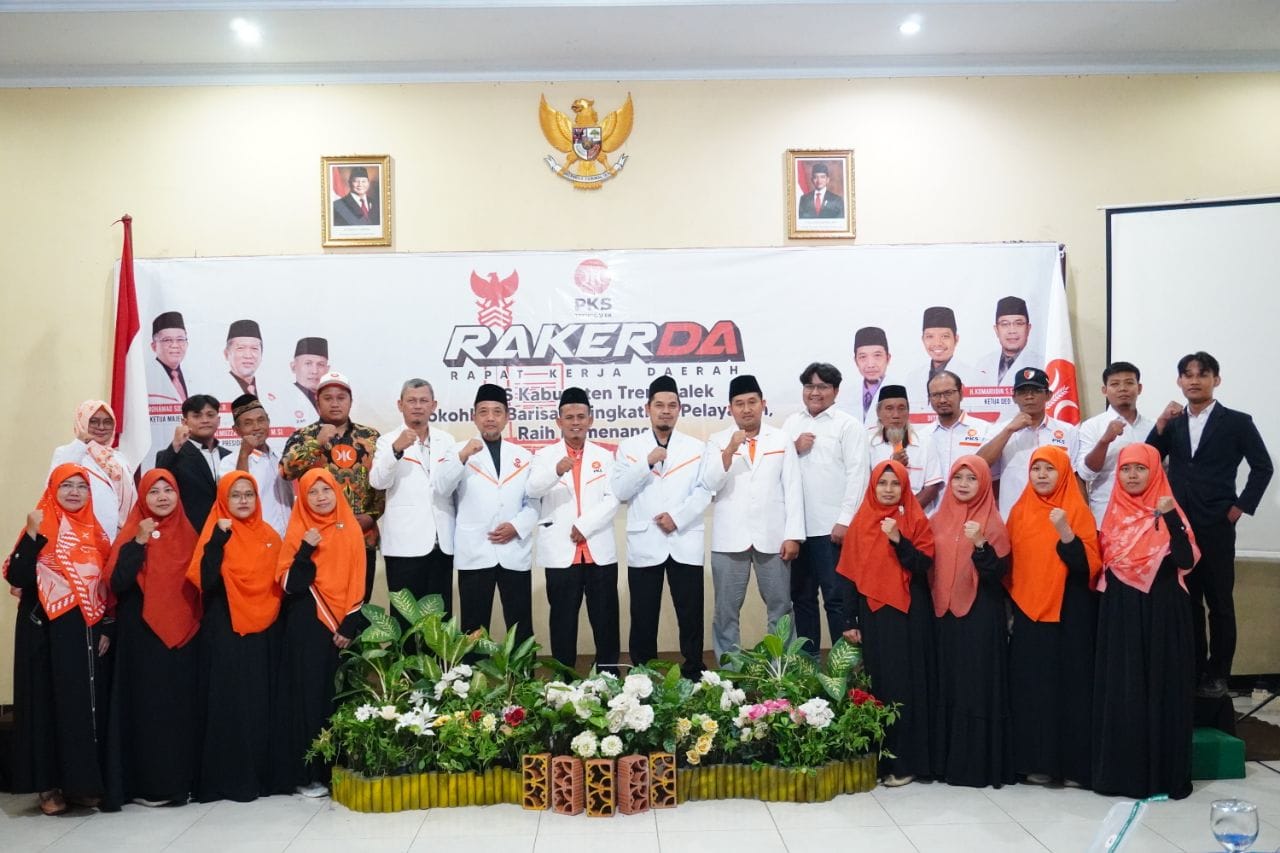 Pengurus DPD PKS Trenggalek berfoto bersama usai acara  Rakerda yang berlangsung di hall Hotel Hayam Wuruk, Minggu (14/12/2025).