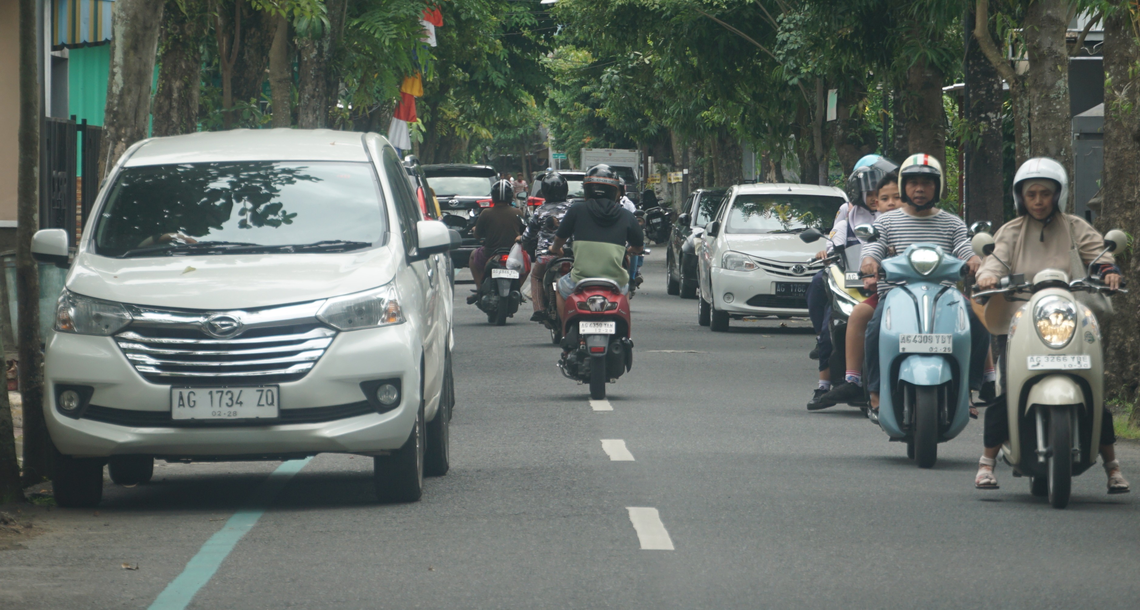 Parkir ngawur di bahu jalan bikin badan jalan makin sempit, sehingga dikeluhkan warga Trenggalek yang melintas.