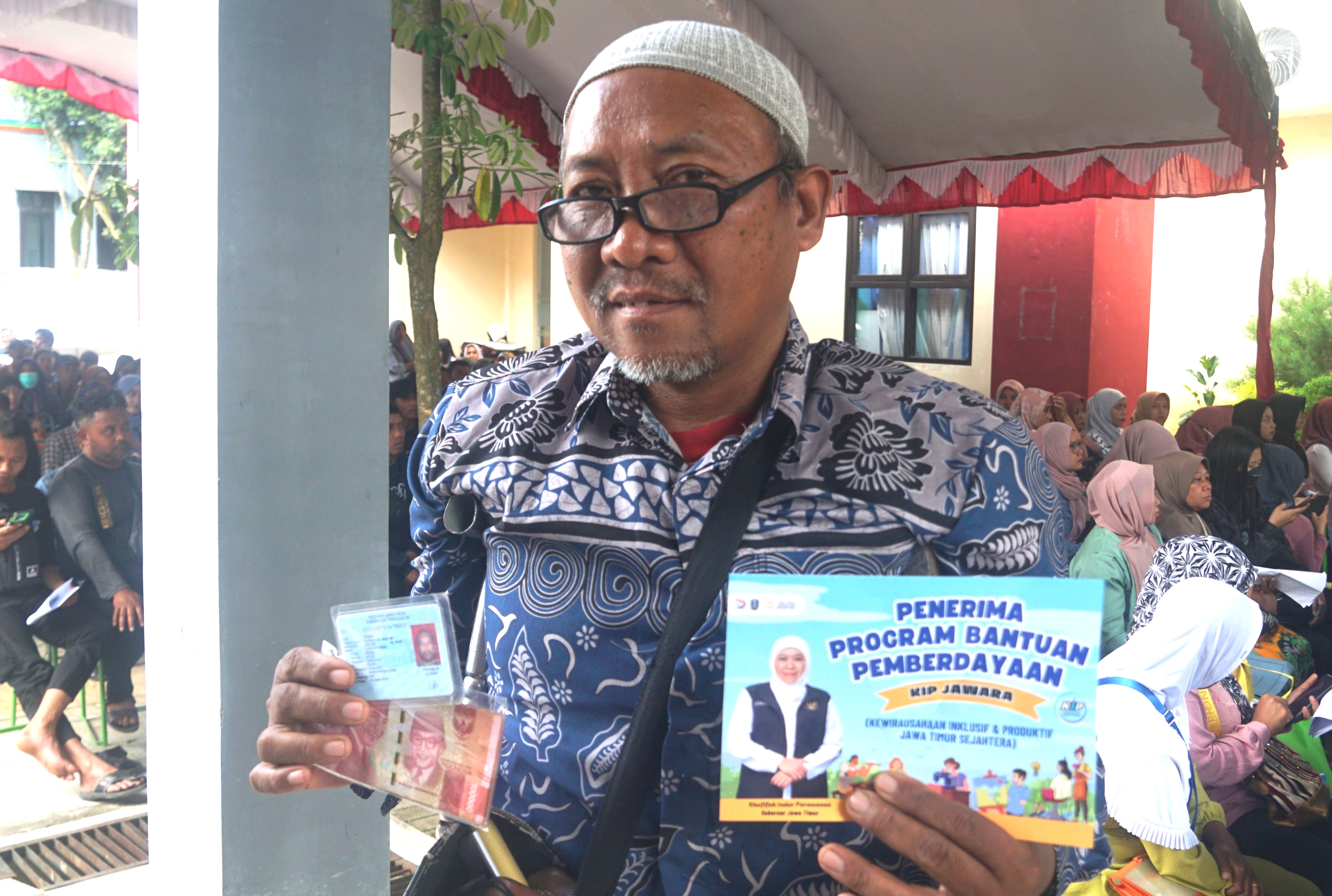 Masyarakat Trenggalek terima bantuan KIP Jawara dari Dinsos Provinsi Jawa Timur untuk pengembangan usaha.