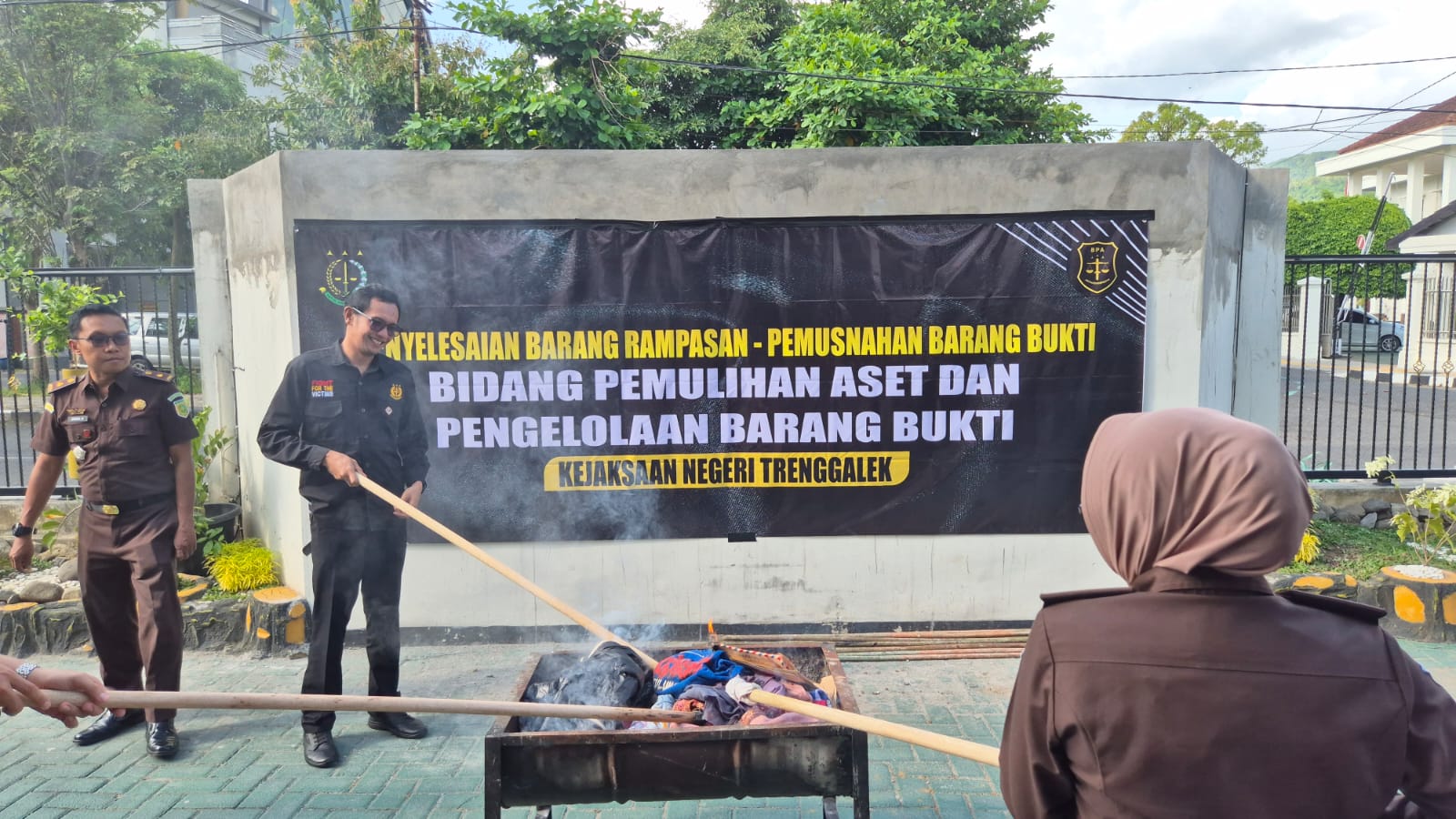 Petugas Kejaksaan Negeri Trenggalek musnahkan barang bukti tindak pidana yang sudah inkracht atau berkekuatan hukum tetap.