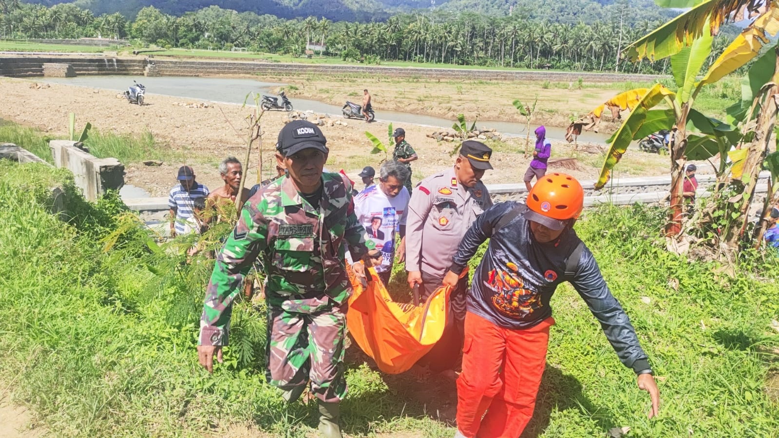 Polisi mengevakuasi mayat Yusuf yang ditemukan tak bernyawa di Sungai Kedung Muengan, Desa Barang, Kecamatan Panggul, Kabupaten Trenggalek.