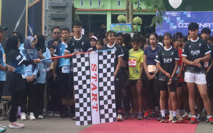 Kepala SMAN 1 Durenan, Yessy Erma Kusuma Santi, S.Sos, memberangkatkan peserta Fun Run 2025.