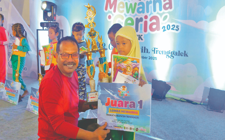 Kepala Disdikpora Trenggalek, Agoes Setiyono, menyerahkan hadiah ke juara 1 event Mewarna Ceria 2025 untuk sambut Hari Ibu.