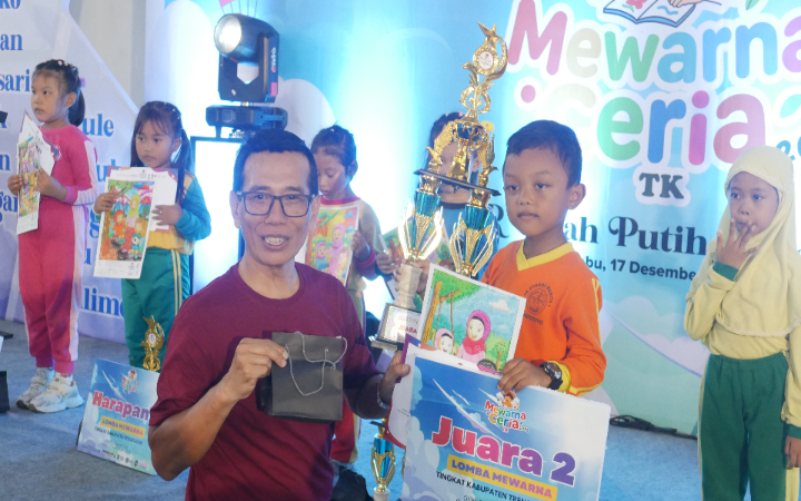 Direktur Jawa Pos Radar Tulungagung Aris Sudanang menyerahkan hadiah ke juara 2.