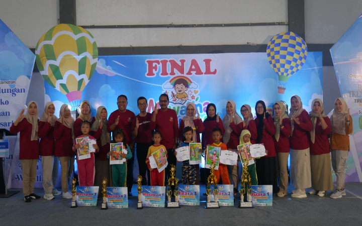 Para pemenang di final Mewarna Ceria bersama dengan Tim Jawa Pos Radar Trenggalek, Dinas Dikpora, serta Pengursu IGTKI Kabupaten Trenggalek.