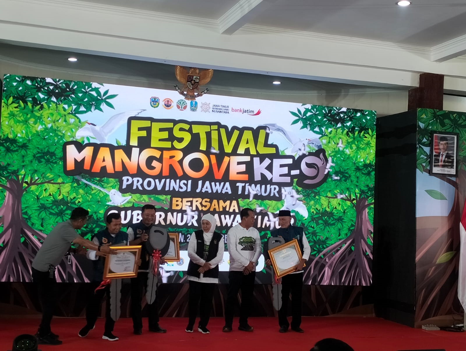 Pemdes Munjungan masuk 10 besar pada penghargaan Desa Berseri Kategori Mandiri tingkat provinsi yang diserahkan Gubernur Jatim, Khofifah Indar Parawansa, di Pendopo Kabupaten Pacitan.