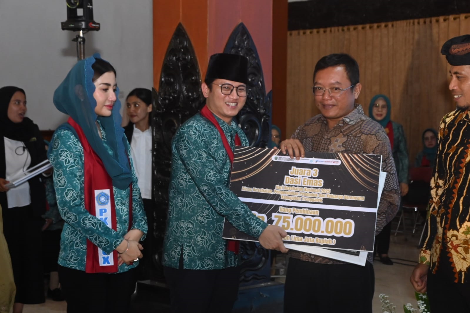 Pemdes Munjungan juara 3 lomba Dasi Emas tingkat Kabupaten Trenggalek. Hadiah diserahkan Bupati Trenggalek M. Nur Arifin.