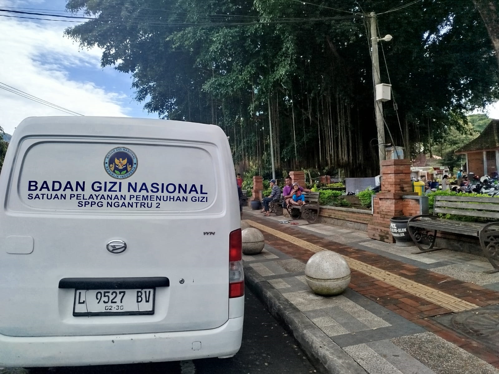 Mobil milik SPPG di wilayah Kecamatan Trenggalek untuk menghantarkan MBG.