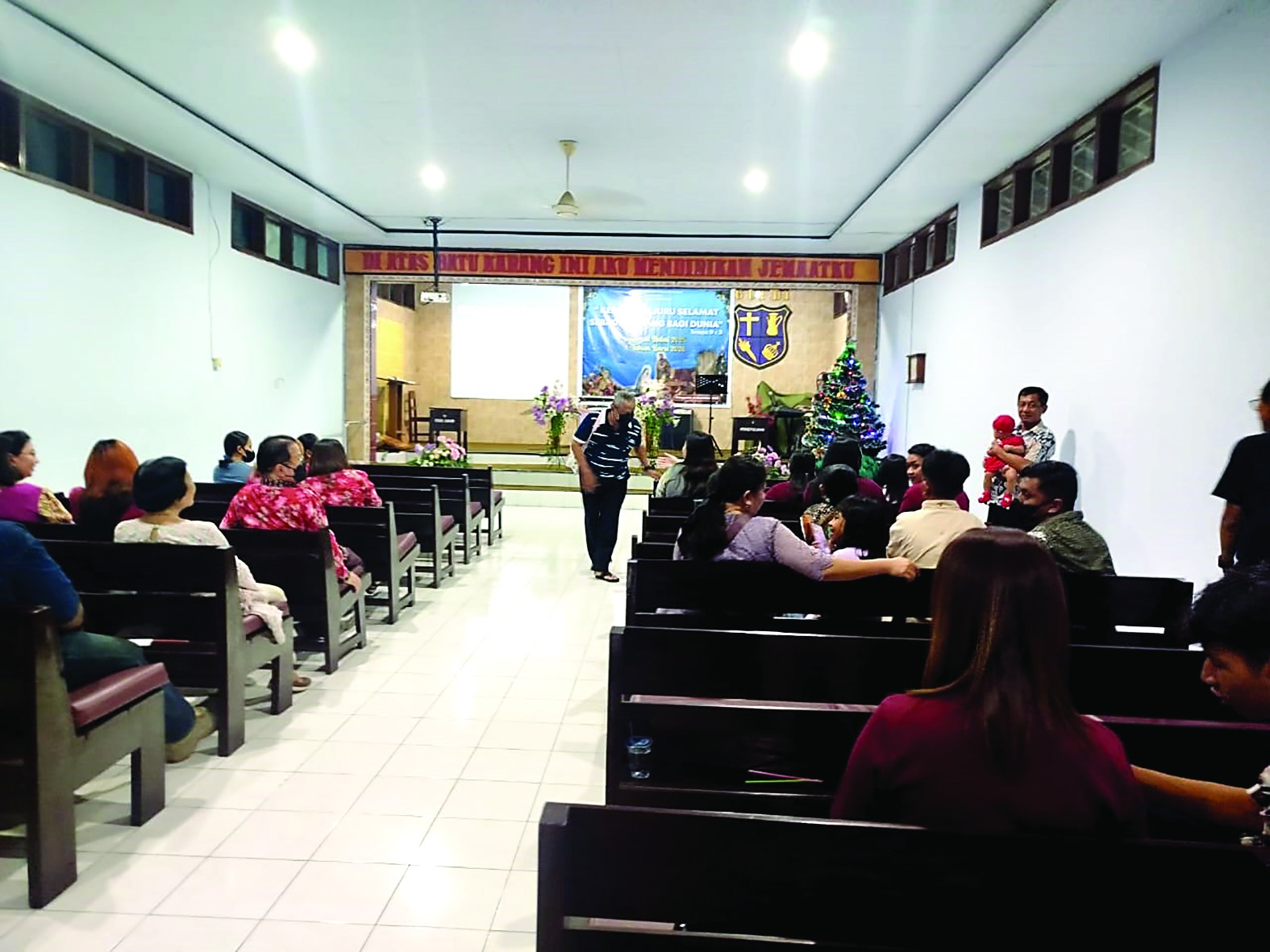 Para umat Kristiani di Trenggalek melaksanakan peribadatan perayaan Natal tanpa gangguan keamanan, Kamis (25/12/2025).