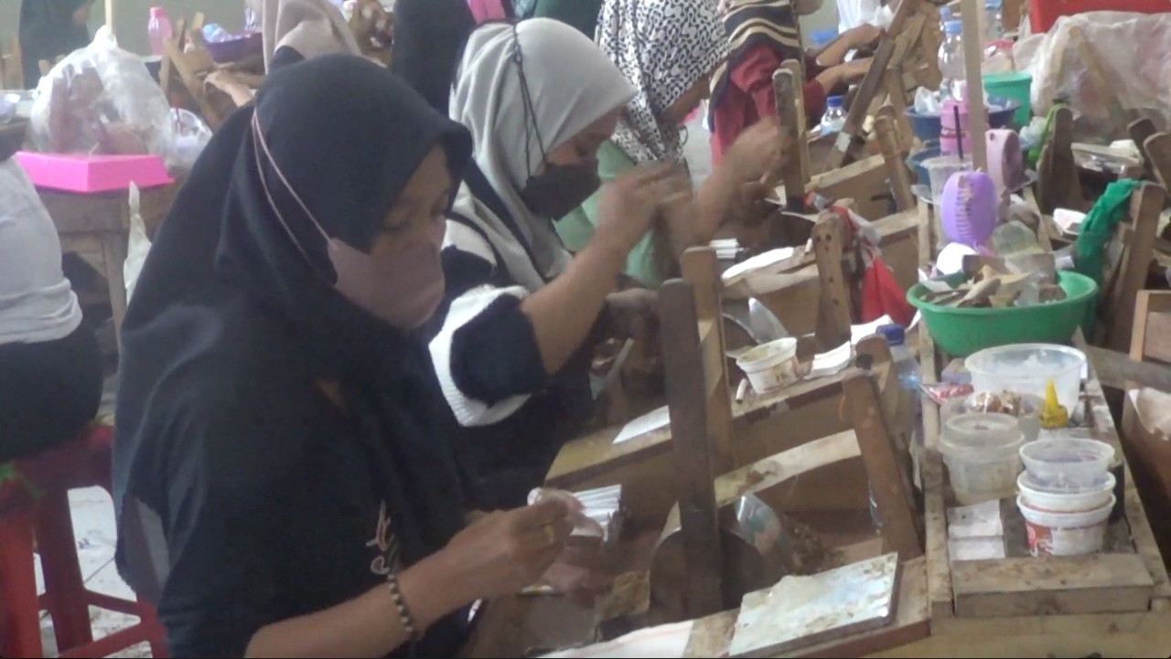 Pekerja di Trenggalek yang tahun depan harus diberi upah berdasarkan UMK yang telah ditetapkan pemerintah.