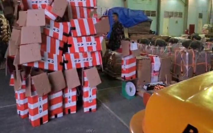 Airdrop helibox yang dikirim ke wilayah-wilayah terdampak bencana Sumatera yang sulit dijangkau melalui pendaratan langsung.