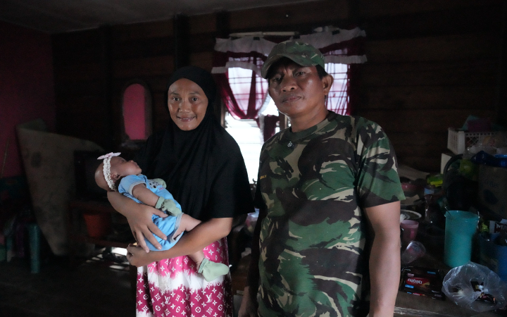 Di tengah banjir besar yang melanda Kecamatan Karangbaru, Kabupaten Aceh Tamiang, ada kisah heroik seorang prajurit TNI menyelamatkan nyawa bayi.