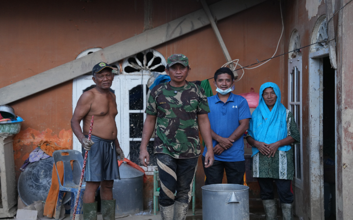 Personel TNI, Sertu Giman Saputra, anggota Koramil 02 Karangbaru, Kodim 0117 Aceh Tamiang, rela mempertaruhkan nyawanya demi selamatkan warga saat banjir bandang di Aceh Tamiang, Rabu (26/12/2025).