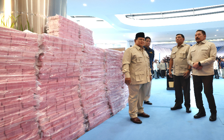 Presiden Prabowo saat menghadiri acara penyerahan hasil penyelamatan keuangan negara di Gedung Kejaksaan Agung, Jakarta, Rabu (24/12/2025).