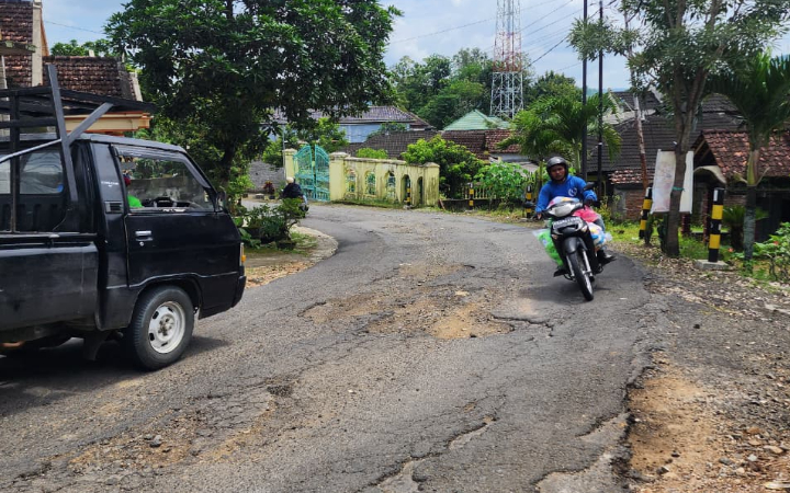 Kondisi akses jalan kabupaten yang melintasi Desa Suruh, Kecamatan Suruh, Kabupaten Trenggalek, saat ini dikeluhkan warga karena mengalami kerusakan cukup parah.