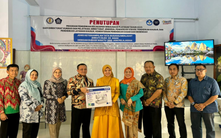 Penyerahan mesin jahit secara simbolis diberikan langsung Direktur Jenderal Pendidikan Kursus dan Pelatihan Kemendikdasmen, Dr. Yaya Sutarya, M.Pd., ke salah satu peserta PKW Platinum Lkp Tatik Modes.