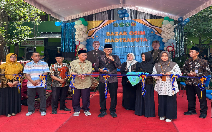 Kepala Kantor Kementerian Agama Trenggalek, Dr. Drs. Mohamad Nur Ibadi, S.E, M.M membuka lomba bazar di MTsN 2 Trenggalek dalam rangka classmeeting sekaligus sebagai penutup rangkaian kegiatan.