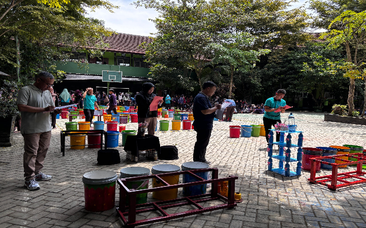 Rangkaian classmeeting MTsN 2 Trenggalek diisi dengan berbagai perlombaan, antara lain lomba bola voli, lomba kreasi botol bekas dan pengecatan tempat sampah dan lain-lain.