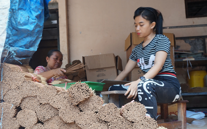 Pekerja di Trenggalek yang nantinya harus mendapatkan upah minimal sesuai UMK.