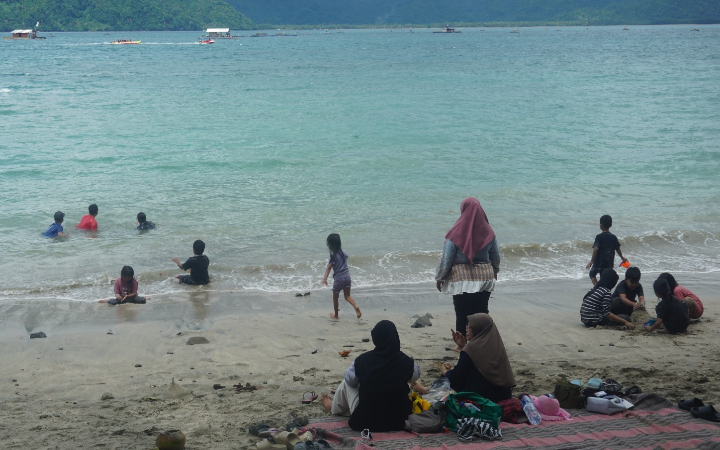 Salah satu destinasi wisata yang dipadati pengunjung sata libur Nataru adalah Pantai Mutiara di Desa Tasikmadu, Kecamatan Watulimo, Kabupaten Trenggalek.