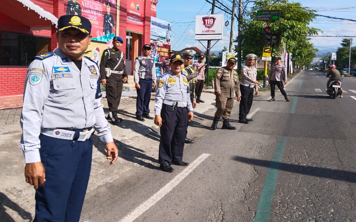 Petugas sedang berjaga di pos Nataru di Trenggalek yang disediakan untuk para pengguna jalan.