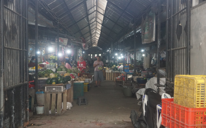 Tampak lapak-lapak di Pasar Basah Trenggalek yang menjual berbagai kebutuhan warga. Hingga kini harga sembako masih bervariasi.