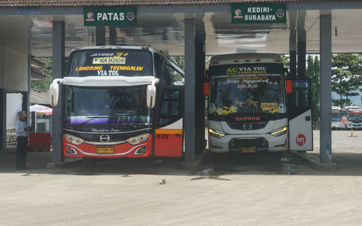 Momen libur Natal dan Tahun Baru (Nataru) membawa dampak signifikan terhadap aktivitas transportasi di Terminal Surodakan, Trenggalek.