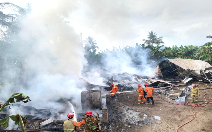 Petugas Satpol PPK Trenggalek melakukan pendinginan pada lokasi kebakaran, di Desa Tasikmadu, Kecamatan Watulimo, Kabupaten Trenggalek, terbakar pada Senin (29/12/2025).&nbsp;