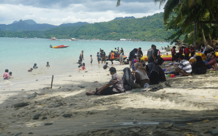 Libur Natal dan Tahun Baru 2026 berdampak cukup signifikan terhadap sektor pariwisata di Kabupaten Trenggalek. Termasuk Pantai Mutiara di Desa Tasikmadu, Kecamatan Watulimo.