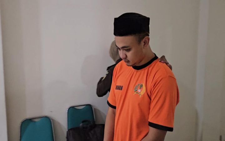 Awang, terdakwa pemukulan guru SMPN 1 Trenggalek, menuju ruang persidangan PN Trenggalek, Senin (30/12/2025).