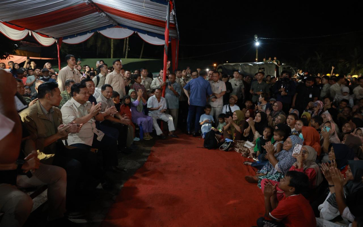 Presiden Prabowo hadir dalam malam pergantian tahun di Posko Pengungsian Batu Hula, Kecamatan Batang Toru, Kabupaten Tapanuli Selatan.&nbsp;