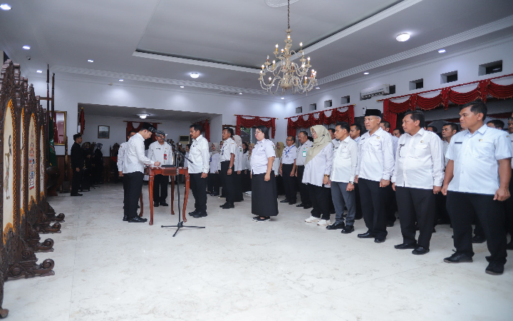 Pengambilan sumpah dan pelantikan 108 Pejabat Tinggi Pratama hingga Pejabat Administrator di Pemkab Trenggalek, Rabu (31/12/2025) sore.