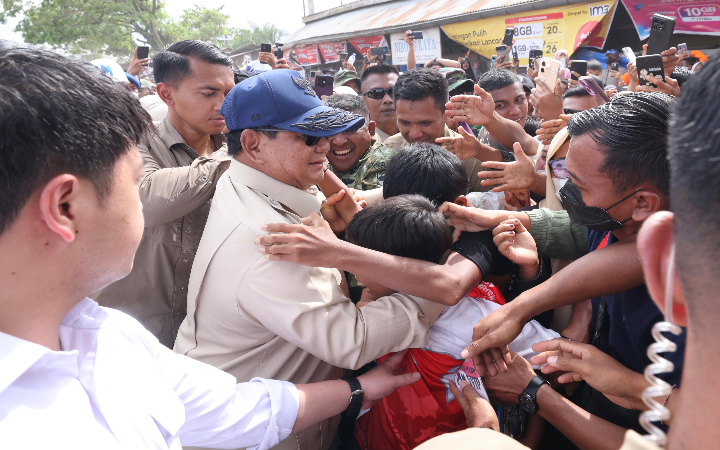 Presiden Prabowo berbaur dengan warga terdampak bencana di Desa Batu Hula, Kecamatan Batang Toru, Kabupaten Tapanuli Selatan.