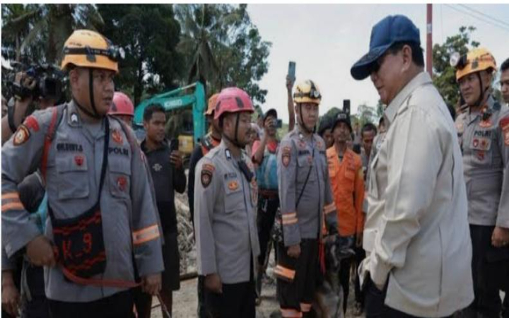 Perjalanan Presiden Prabowo menuju jembatan bailey Sungai Garoga, Batang Toru, Tapanuli Selatan, Rabu (31/12/2025).&nbsp;&nbsp;