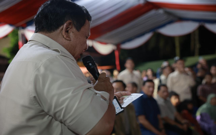 Presiden Prabowo ketika tinjau lokasi pengungsian di Desa Batu Hula, Kabupaten Tapanuli Selatan, Sumatra Utara.