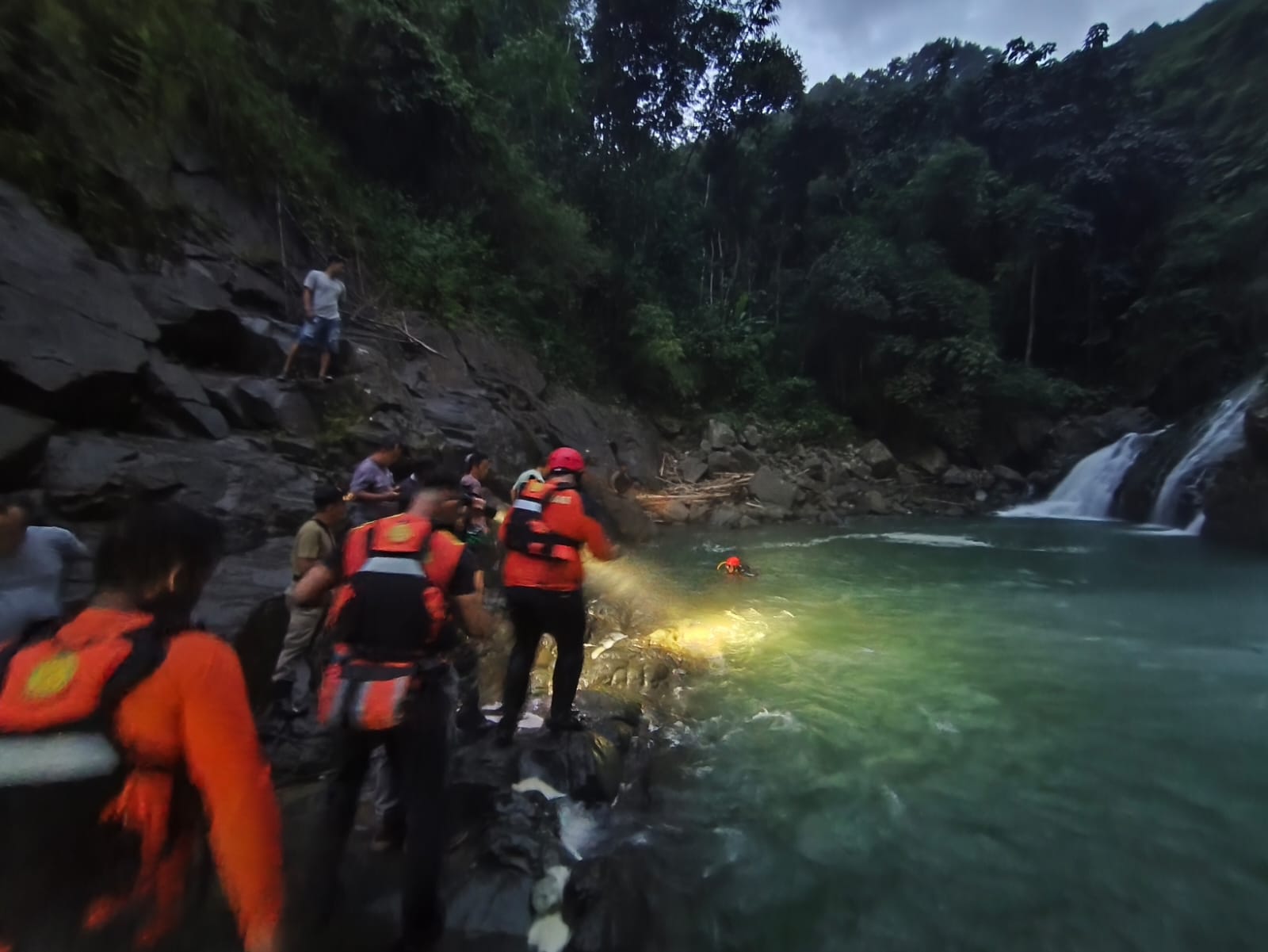 Tim Pos SAR Trenggalek ketika mencari seorang pemuda yang dilaporkan tenggelam di Curug Mangir, Desa Bogoran, Kecamatan Kampak, Kabupaten Trenggalek,  Sabtu (3/1/2026).