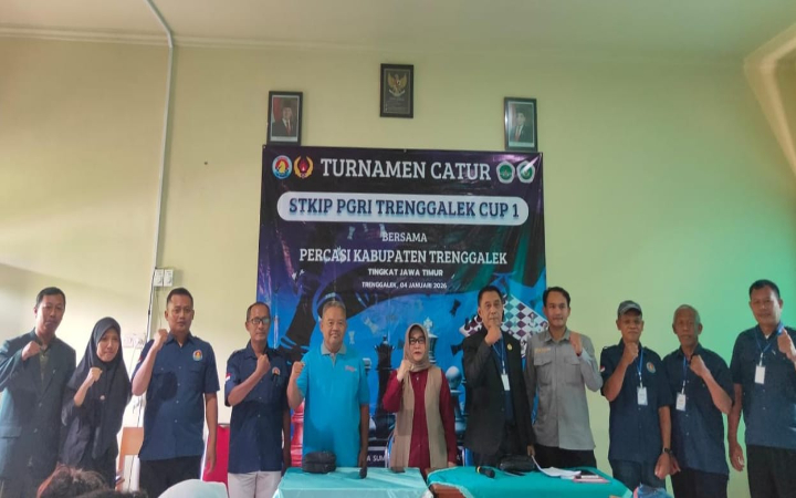 Ketua STKIP PGRI Trenggalek Dr Dwi Kuncorowati MPd (tengah) bersama dosen, Percasi Trenggalek, usai pembukaan turnamen catur, Minggu (4/1/2025).&nbsp; &nbsp; &nbsp;