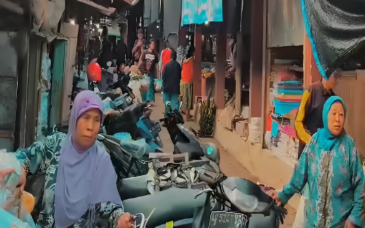 Memasuki awal tahun baru, harga sejumlah komoditas sayuran di Pasar Subuh Kabupaten Trenggalek terpantau relatif stabil.