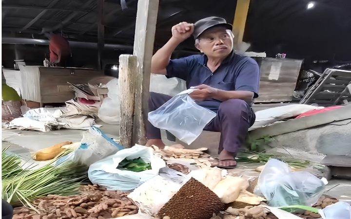 Program Makan Bergizi Gratis (MBG) memunculkan beragam tanggapan di kalangan para pedagang Pasar Subuh Trenggalek.