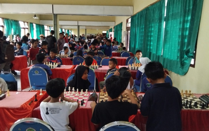 The Participant chess competition STKIP PGRI Trenggalek Cup I from the various age level, starting from student Elementary school (SD) until High School (SMA) /Vocational School (SMK).