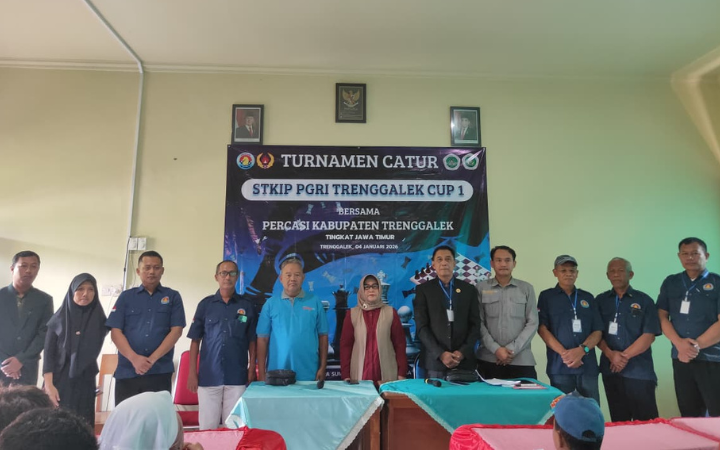 Chairperson of STIKIP PGRI Trenggalek Dr. Dwi Kuncorowati M.Pd. (center), lecturers, and members of Percasi, group photo after the opening of the STKIP PGRI Trenggalek Cup I Chess Tournament.