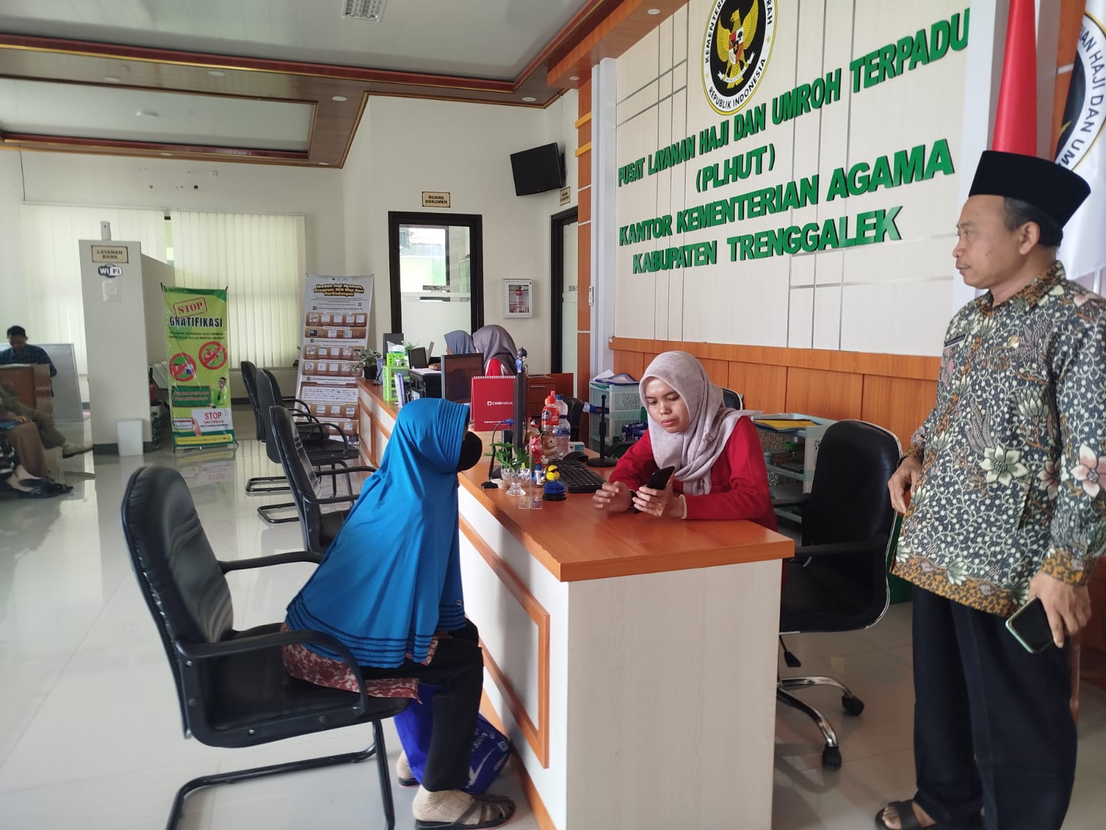 Warga ketika mendaftar haji ke Kantor Kemenag Trenggalek.