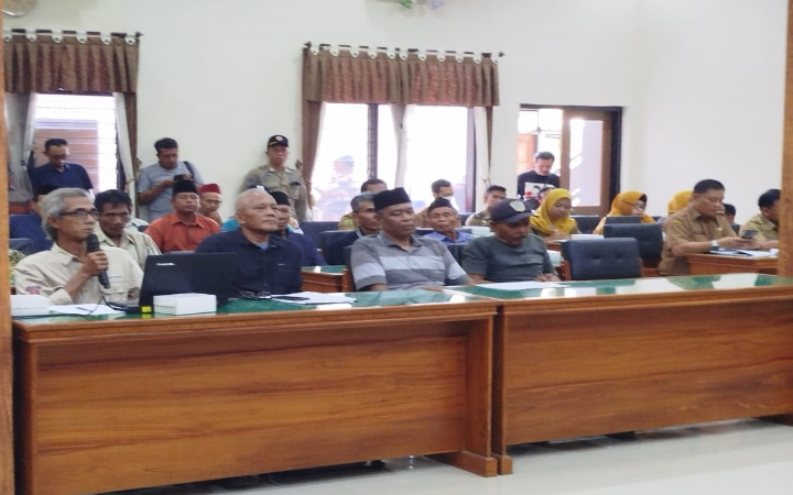 Pihak PT Djawani Gunung Abadi ketika memberi penjelasan kepada DPRD saat hearing, Selasa (6/1/2026).