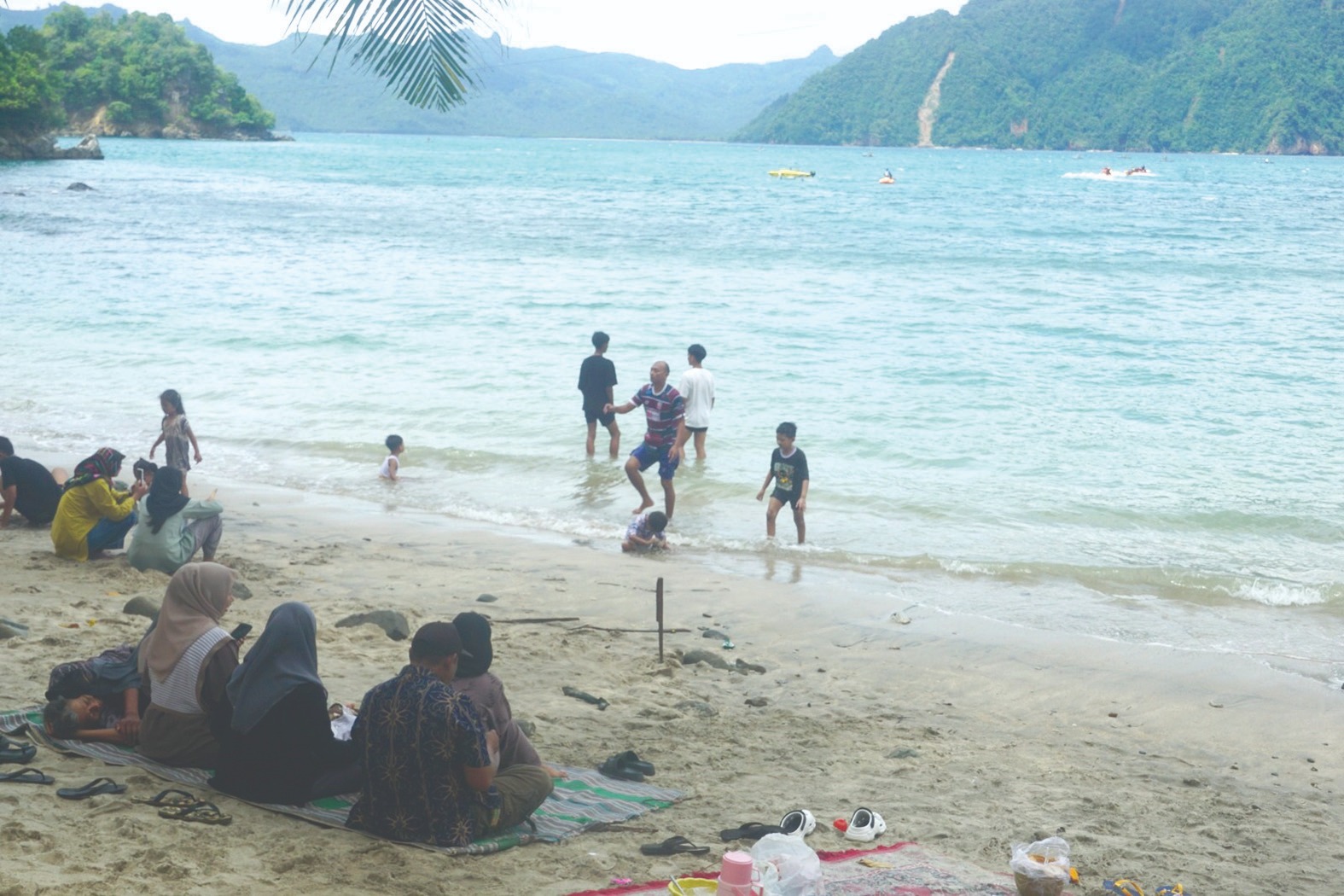 Mutiara Beach and Karanggongso still becoming the star attraction of Trenggalek tourism, even though visits in 2025 declinedslightly due to the weather and The Dectination Rivalry.